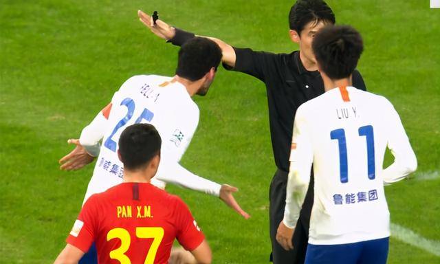  曼联争议判罚引发主帅炮轰  